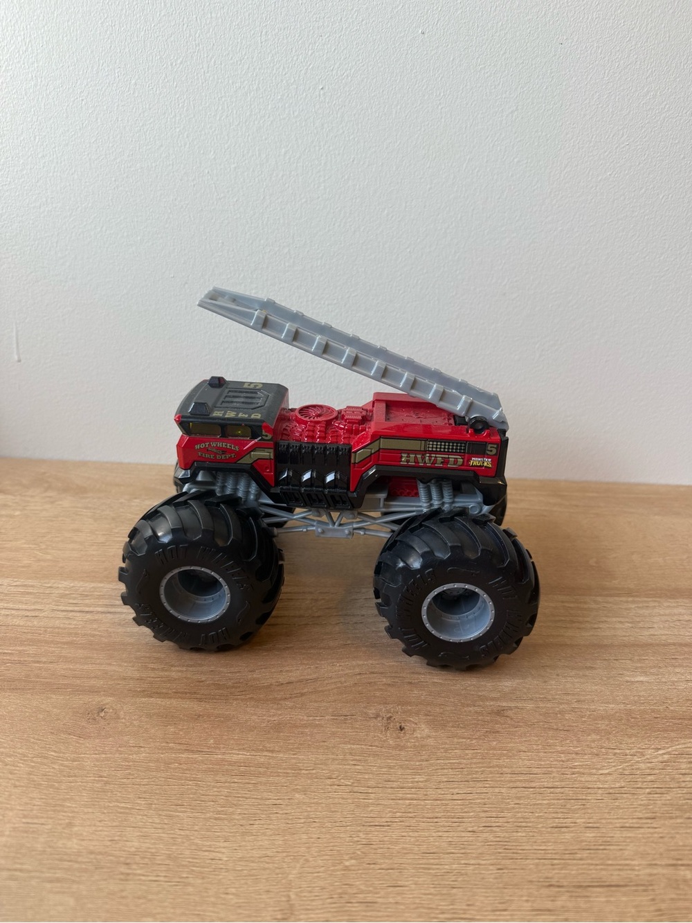 Monster Trucks Hot Wheels Oversized 5 Alarm (1:24 Scale)